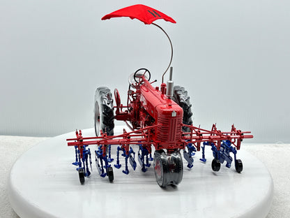 1/16 International Farmall 400 with Cultivator