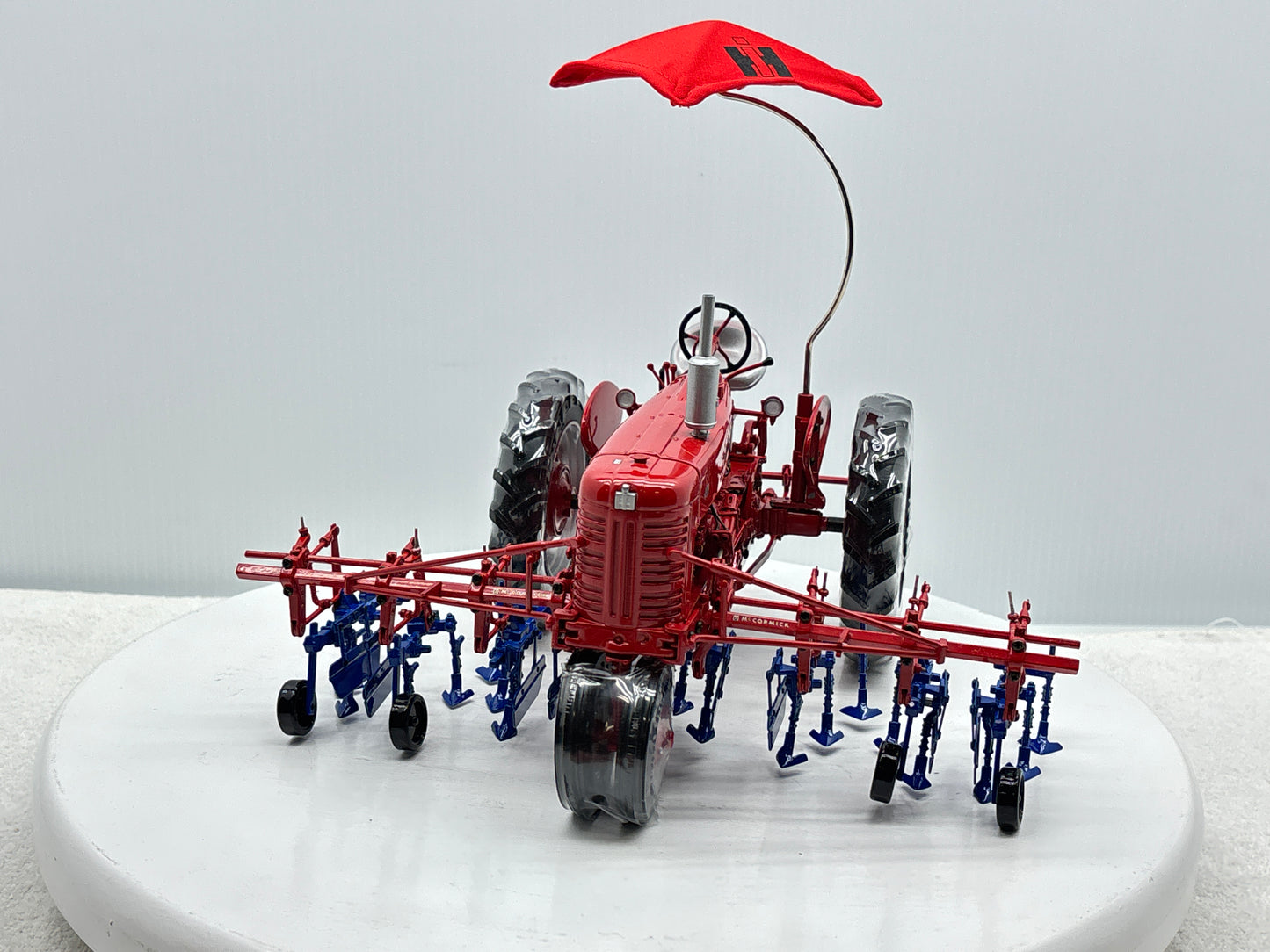 1/16 International Farmall 400 with Cultivator