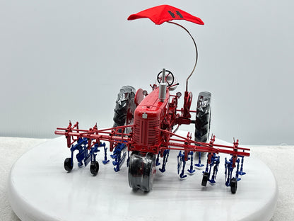 1/16 International Farmall 400 with Cultivator