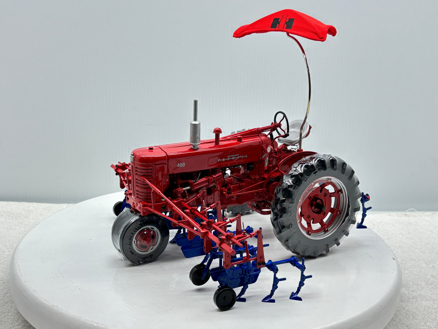 1/16 International Farmall 400 with Cultivator