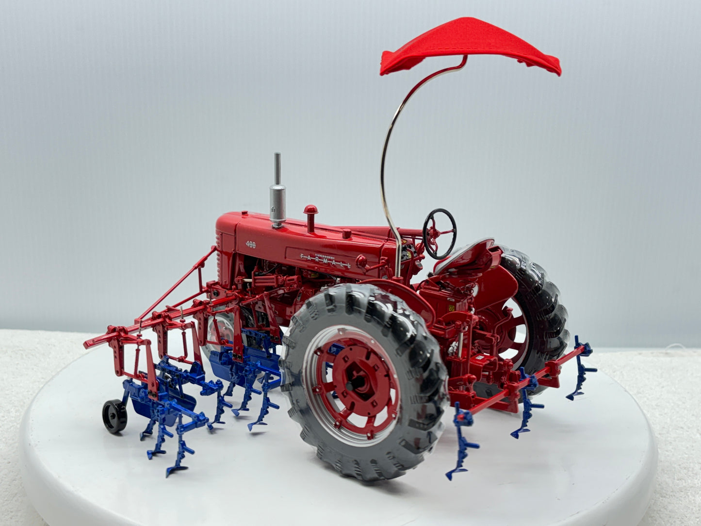 1/16 International Farmall 400 with Cultivator