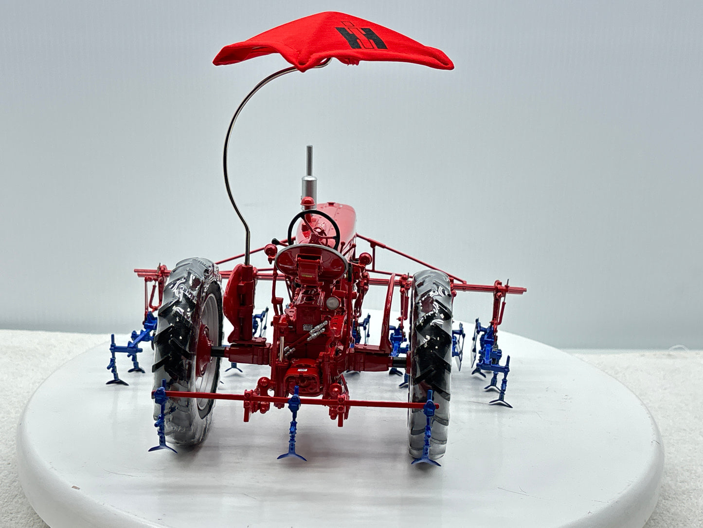 1/16 International Farmall 400 with Cultivator