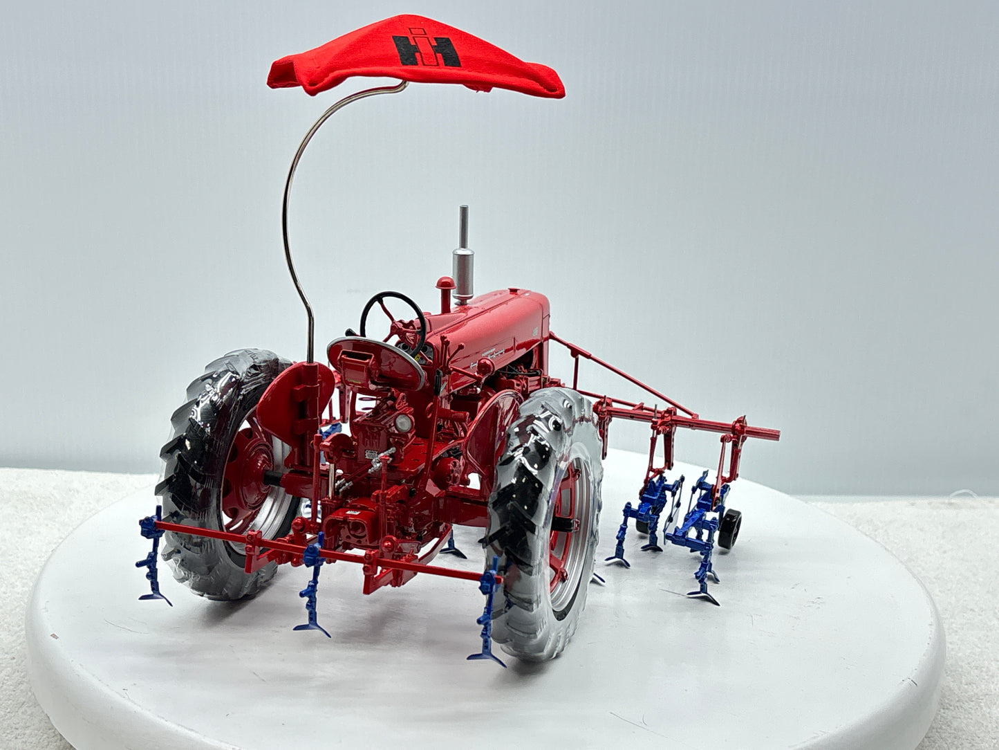 1/16 International Farmall 400 with Cultivator
