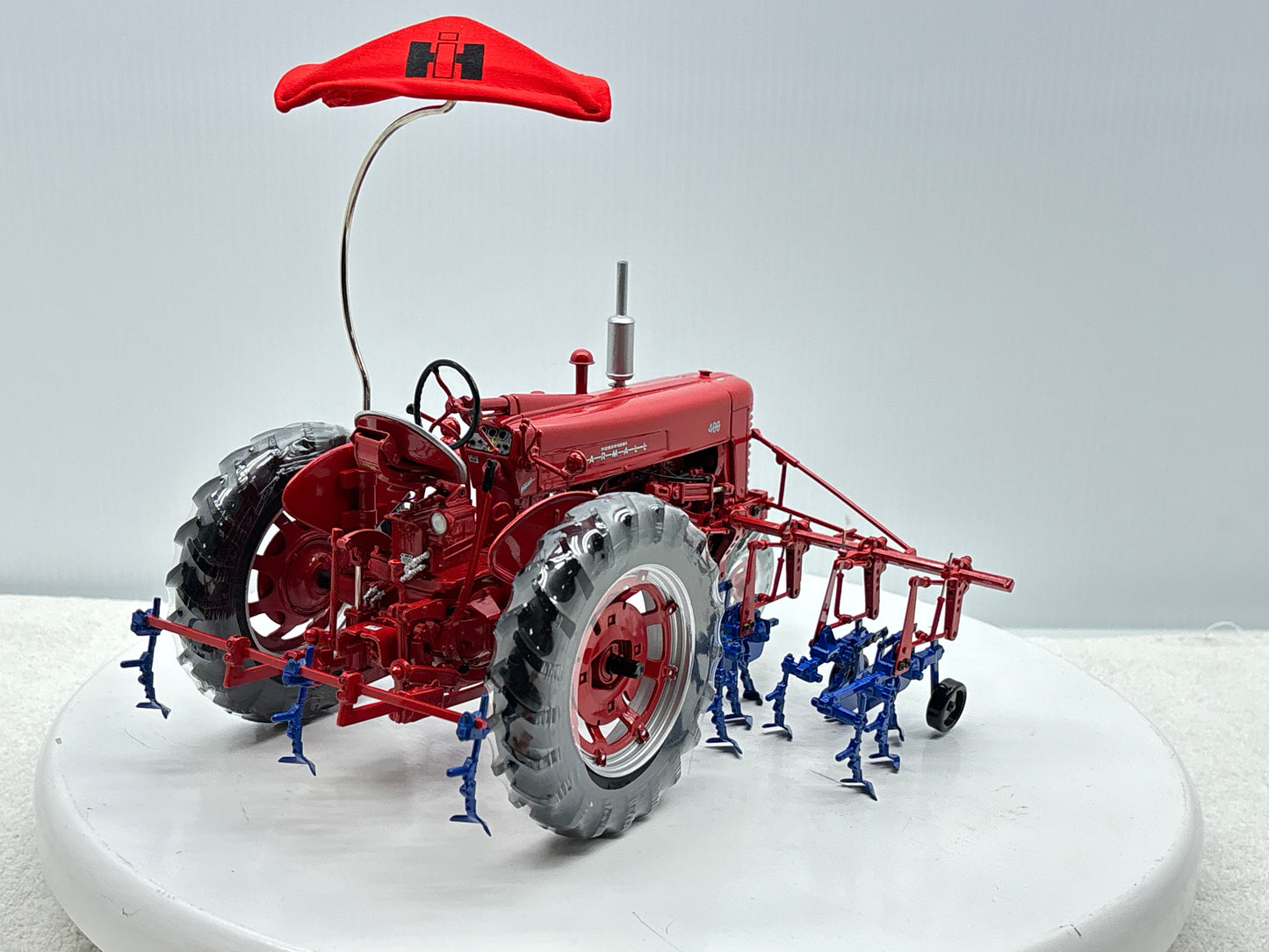 1/16 International Farmall 400 with Cultivator