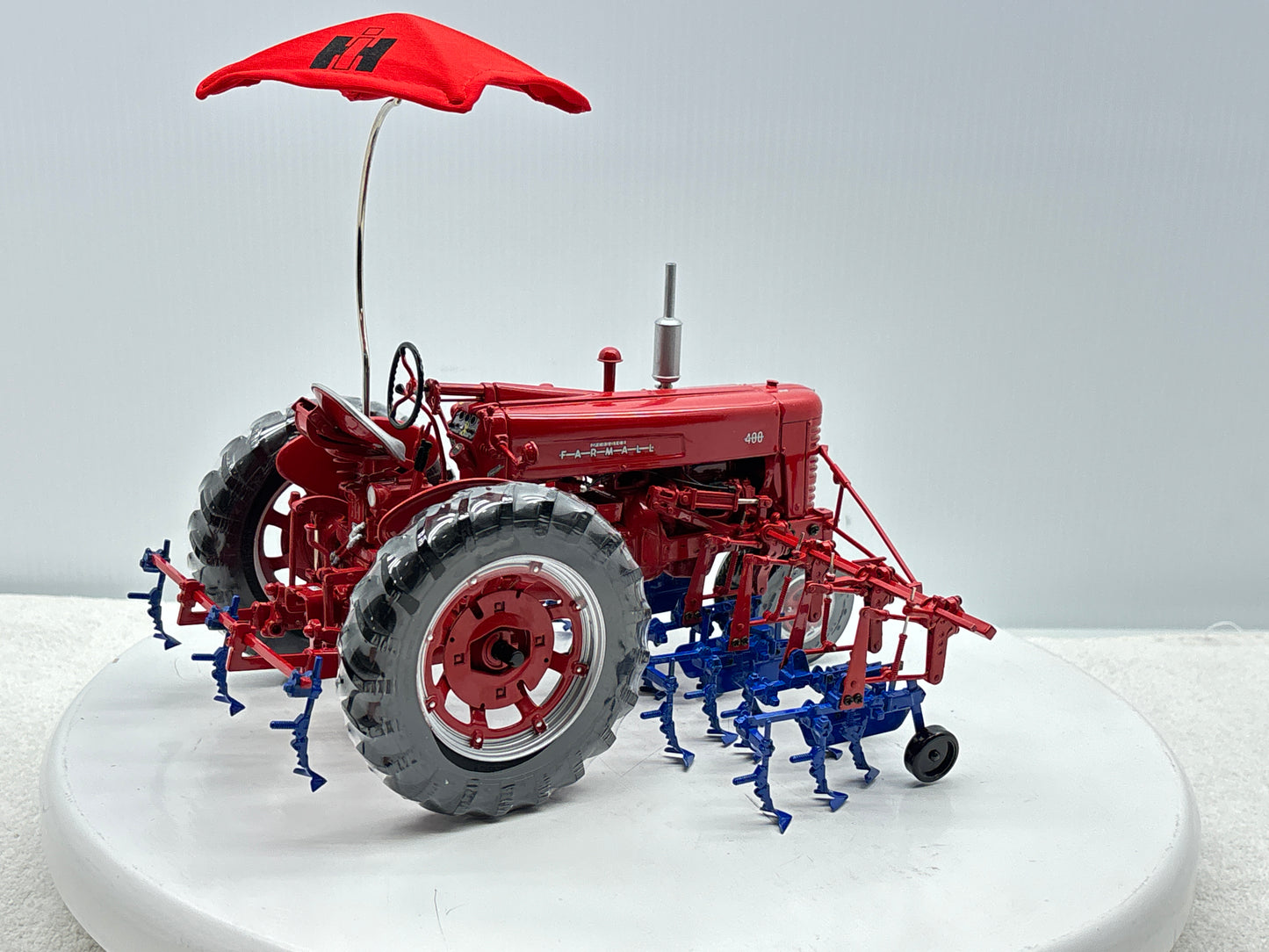 1/16 International Farmall 400 with Cultivator