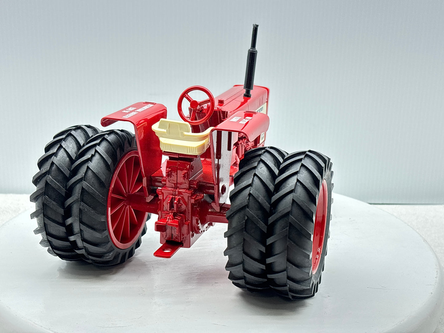 1/16 International Farmall 806 WMSTR