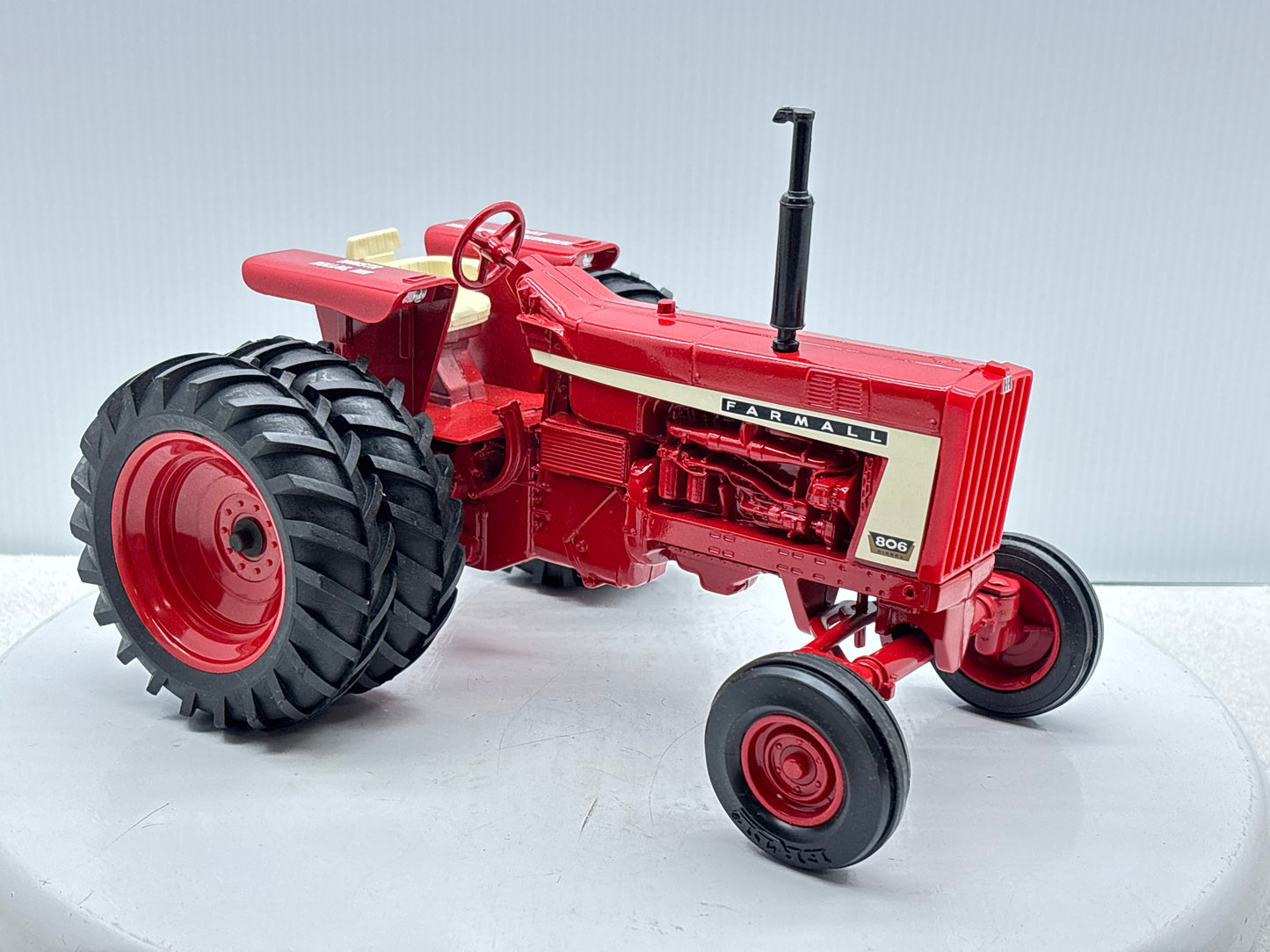 1/16 International Farmall 806 WMSTR