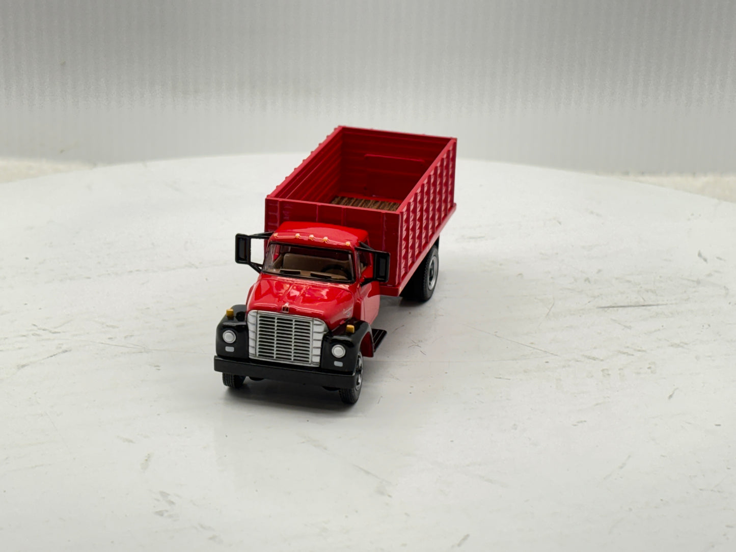 1/64 International Loadstar Red