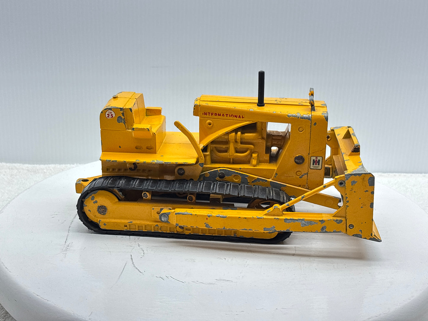 1/16 International TD-25 Crawler