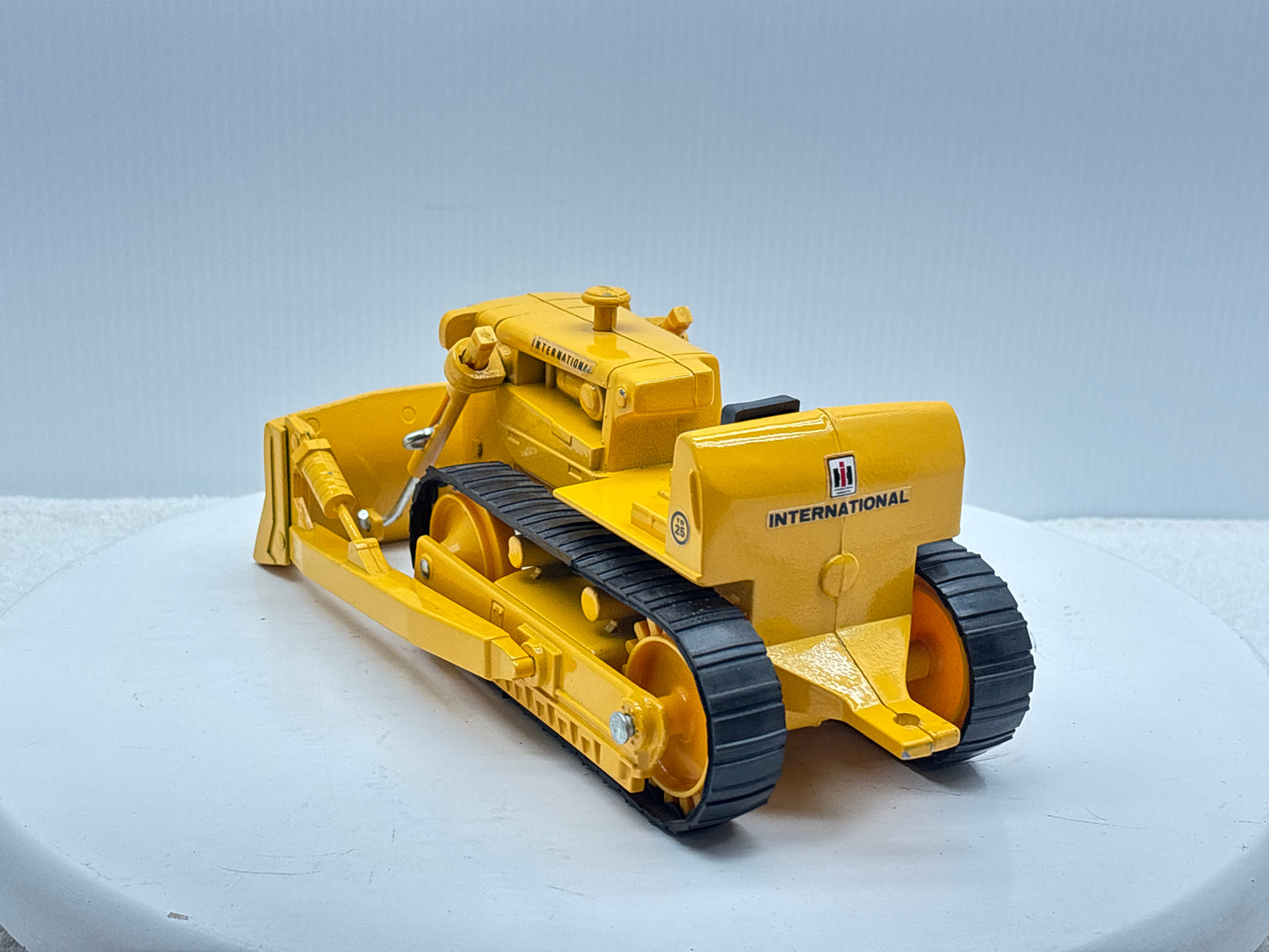 1/16 International TD-25 Crawler