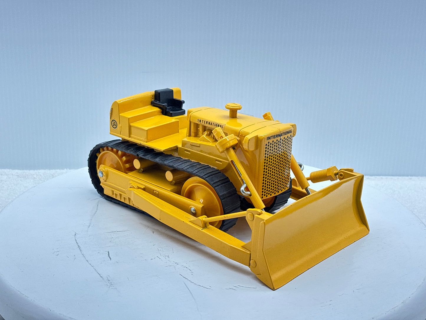 1/16 International TD-25 Crawler