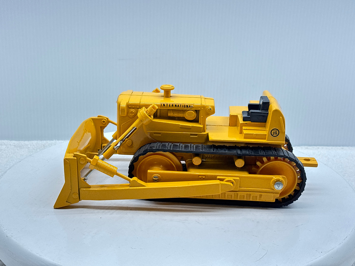 1/16 International TD-25 Crawler
