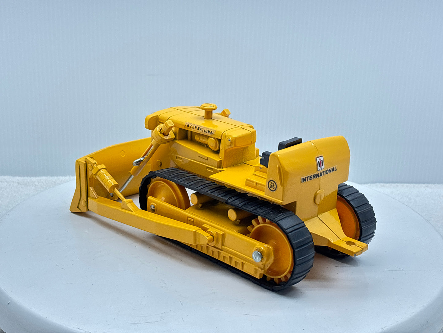 1/16 International TD-25 Crawler