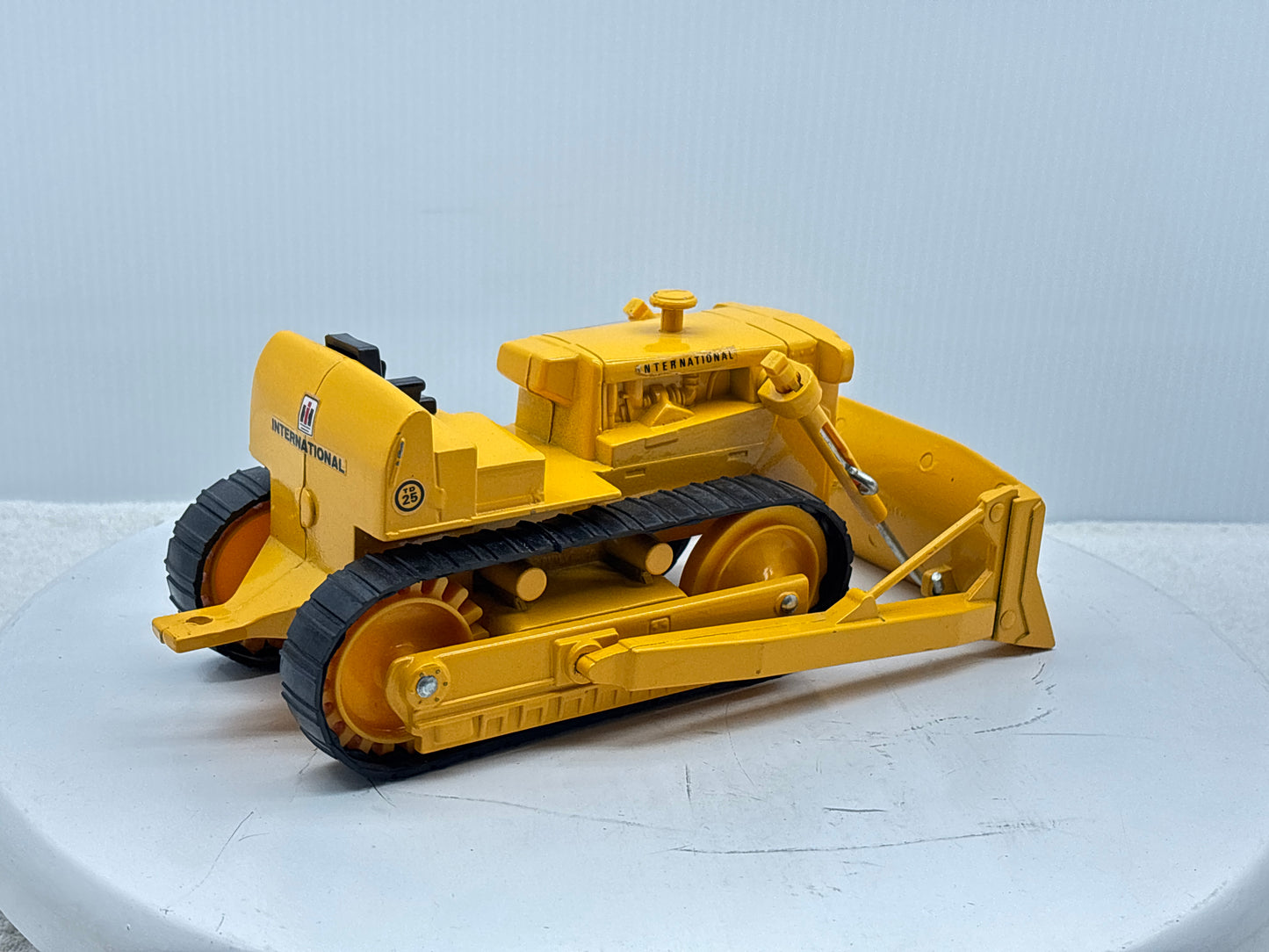 1/16 International TD-25 Crawler