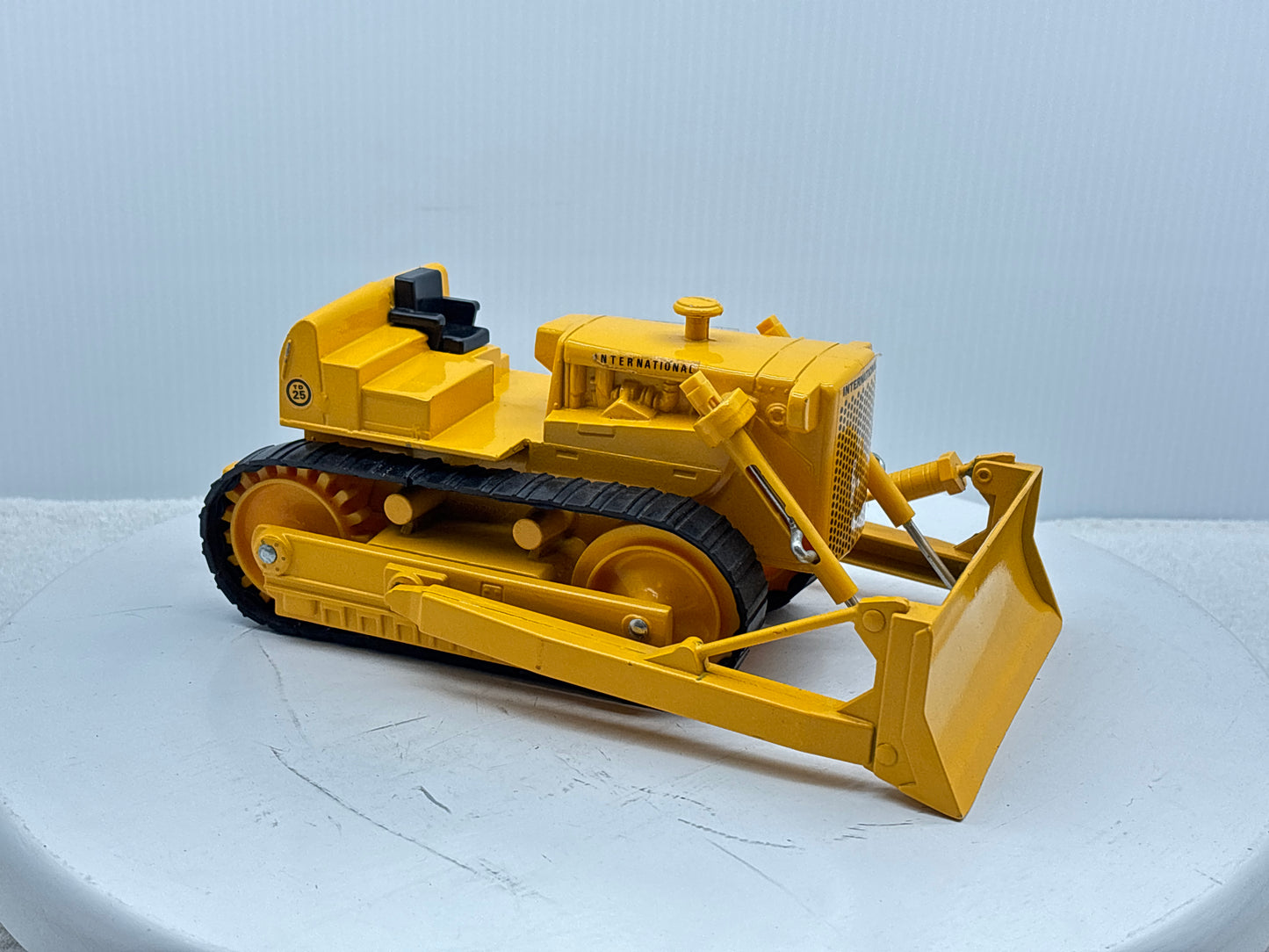 1/16 International TD-25 Crawler