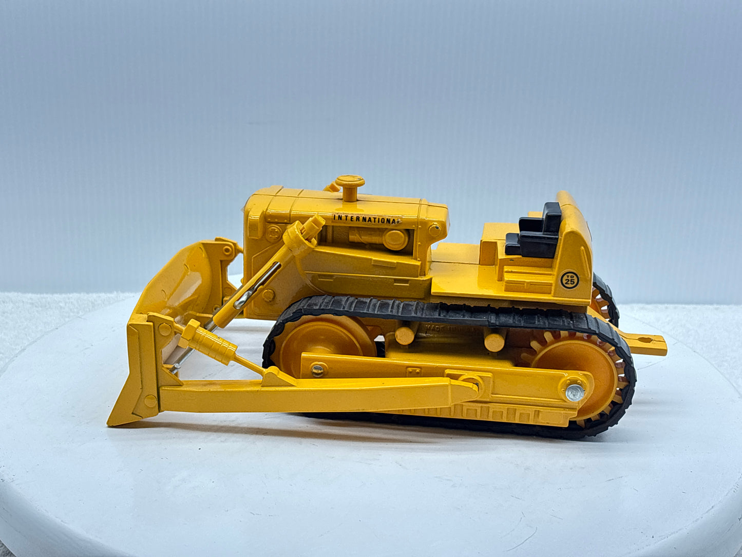 1/16 International TD-25 Crawler