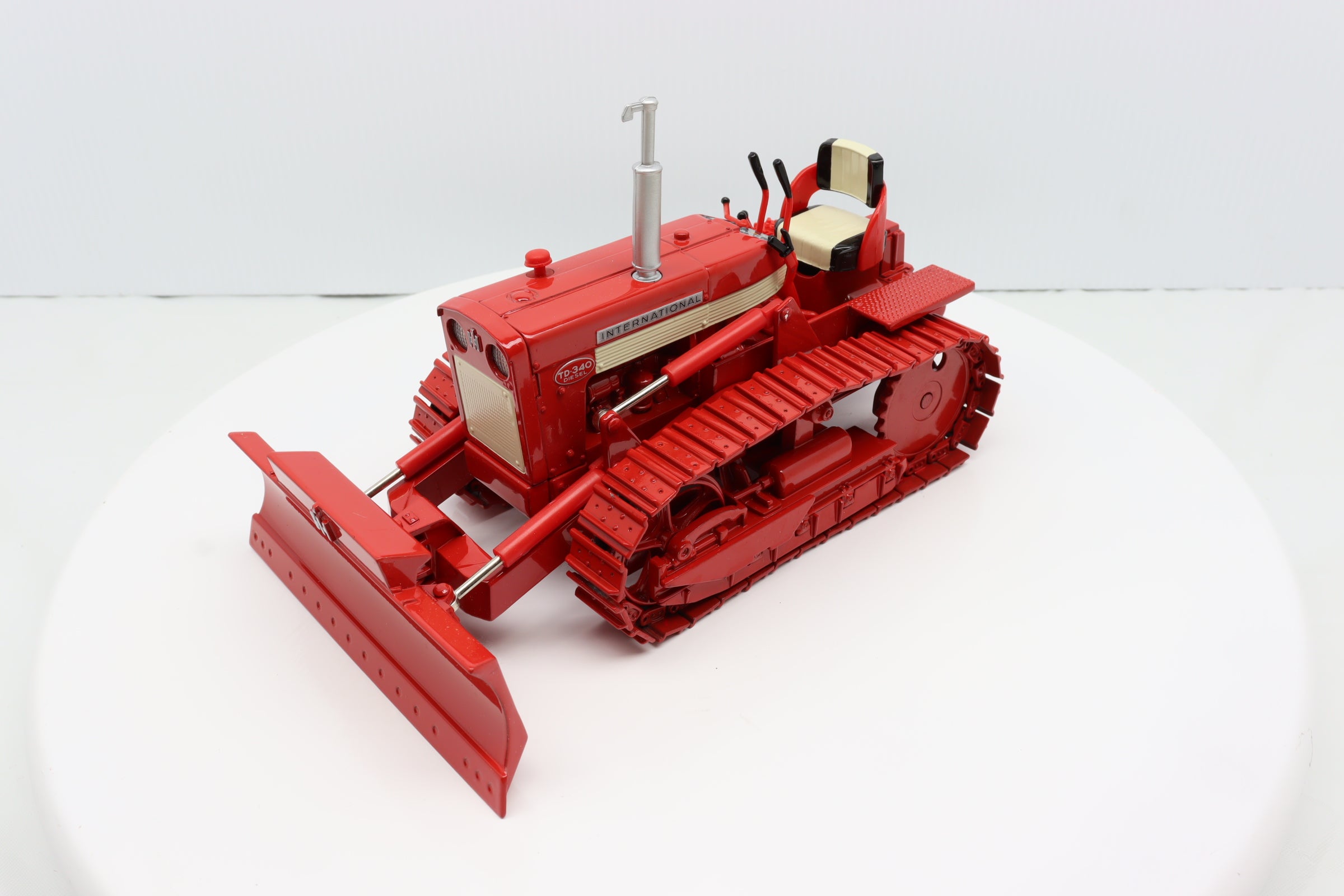 1/16 International Bullgrader TD-340