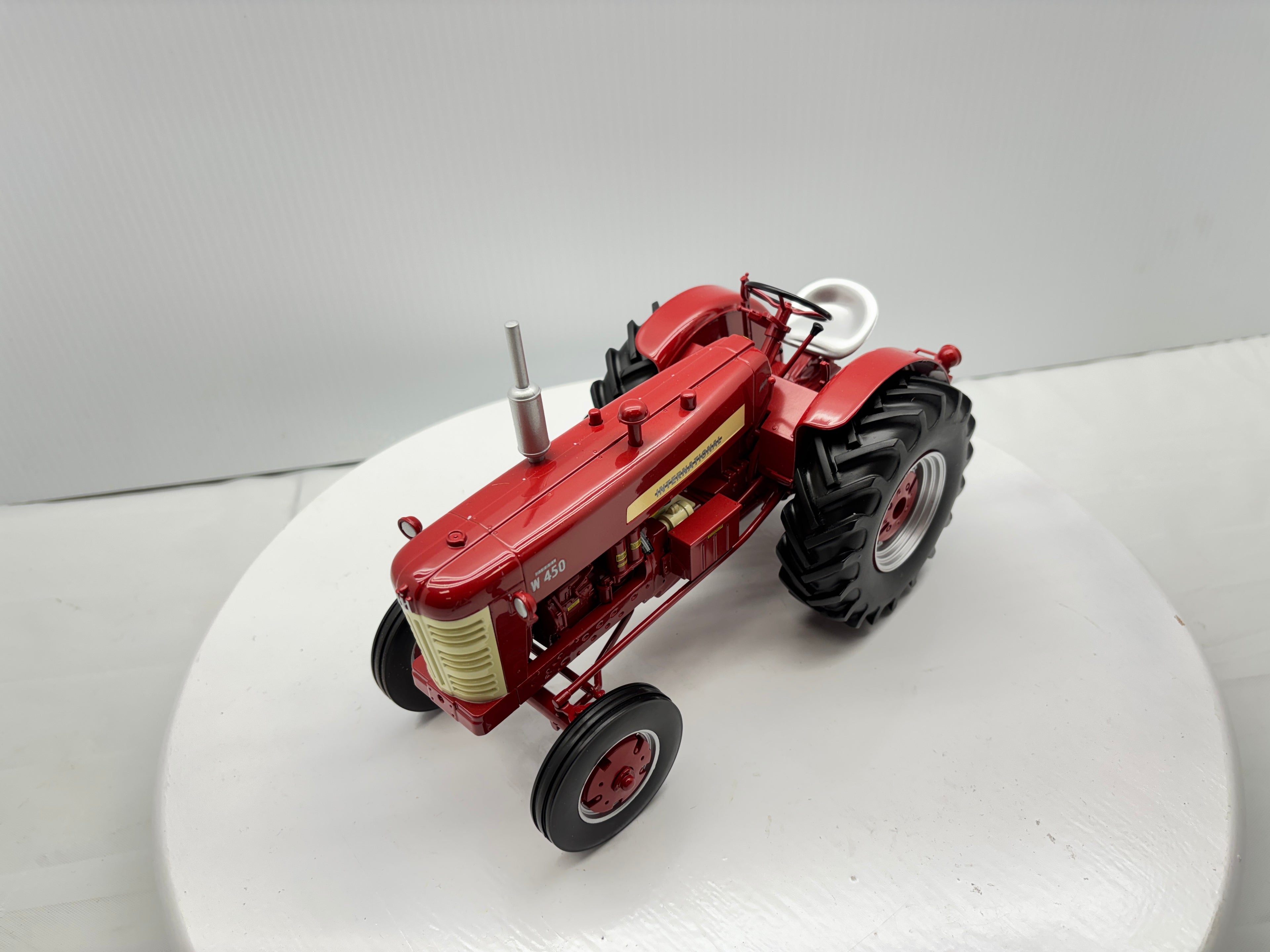 1/16 International W450