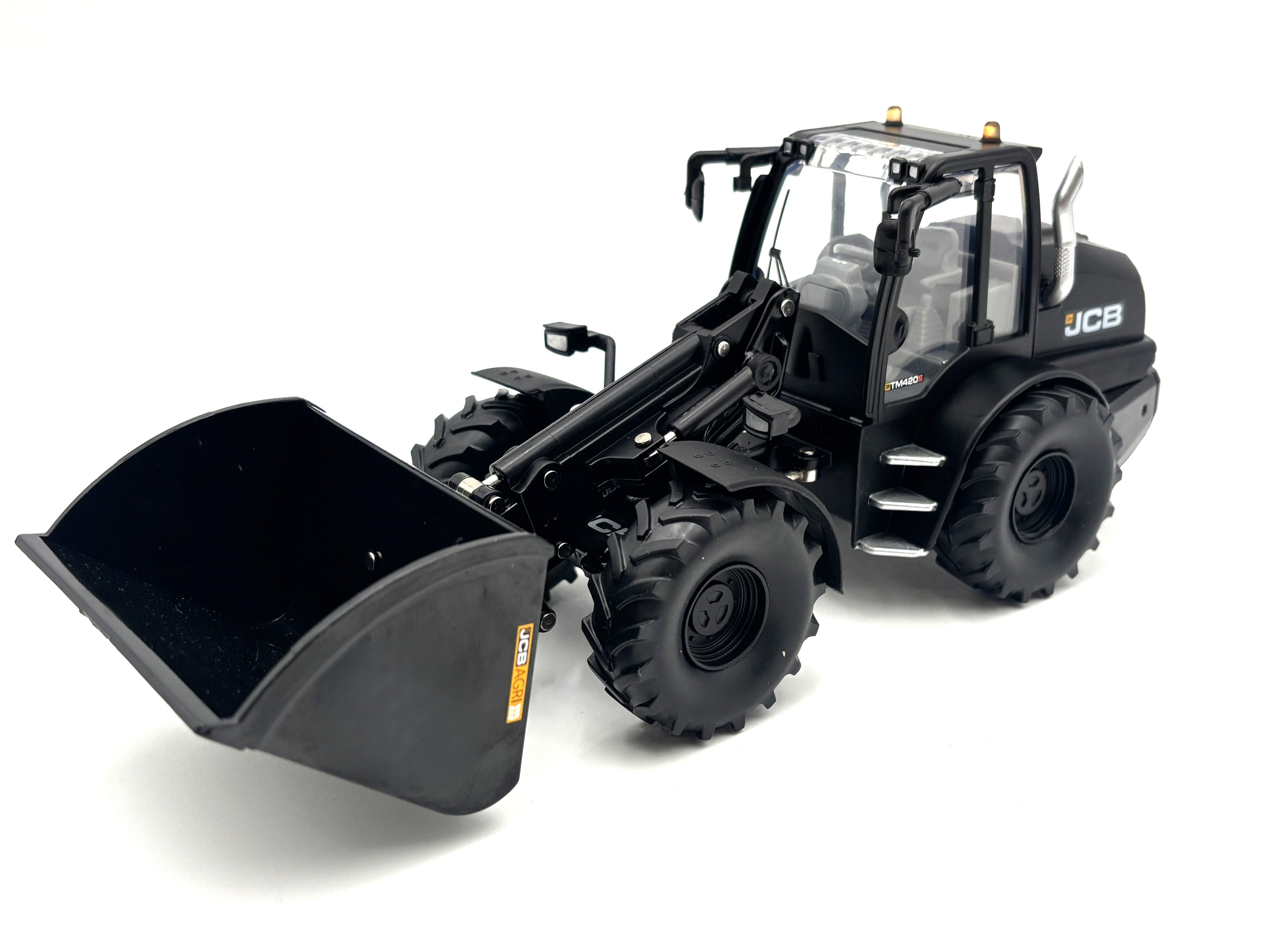 1/32 JCB TM420S ''Black Edition'' Telehandler
