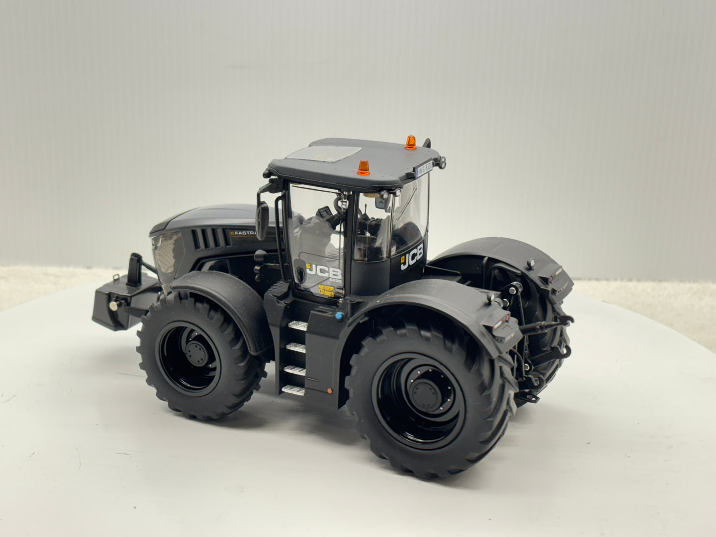 1/32 JCB 8330 Black Stealth