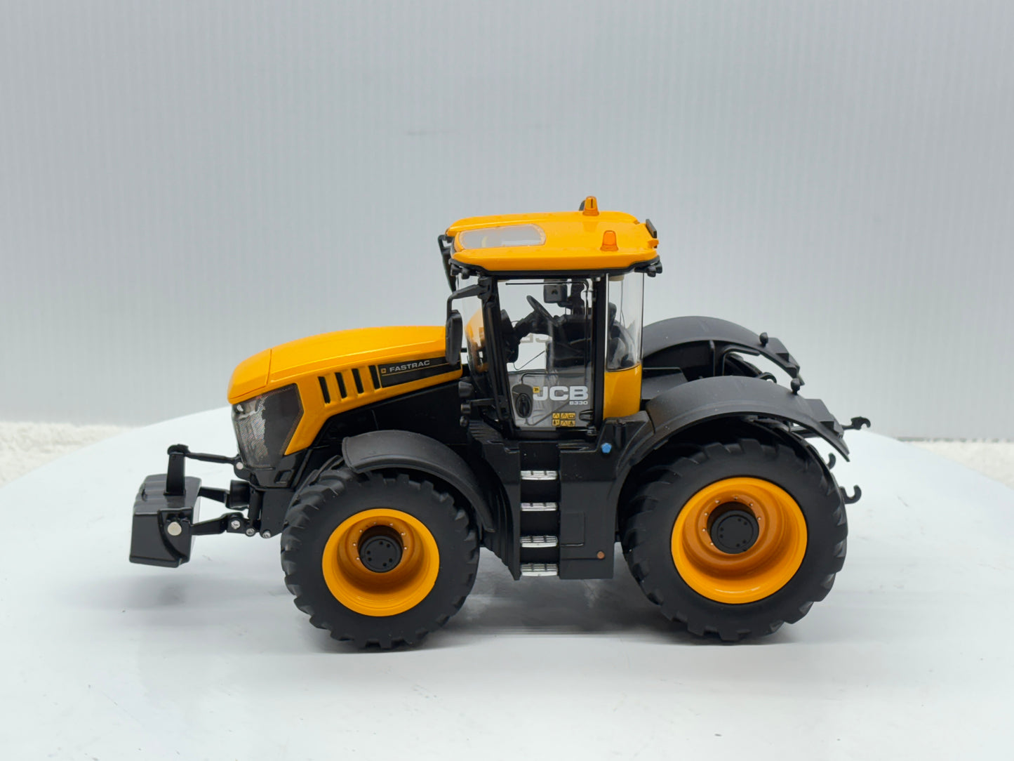 1/32 JCB Fastrac 8330