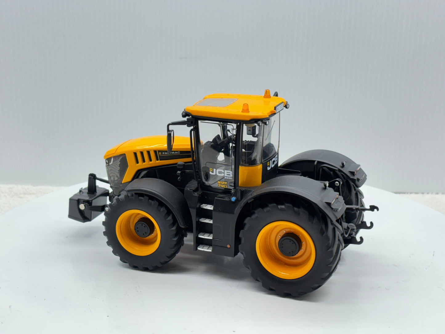 1/32 JCB Fastrac 8330