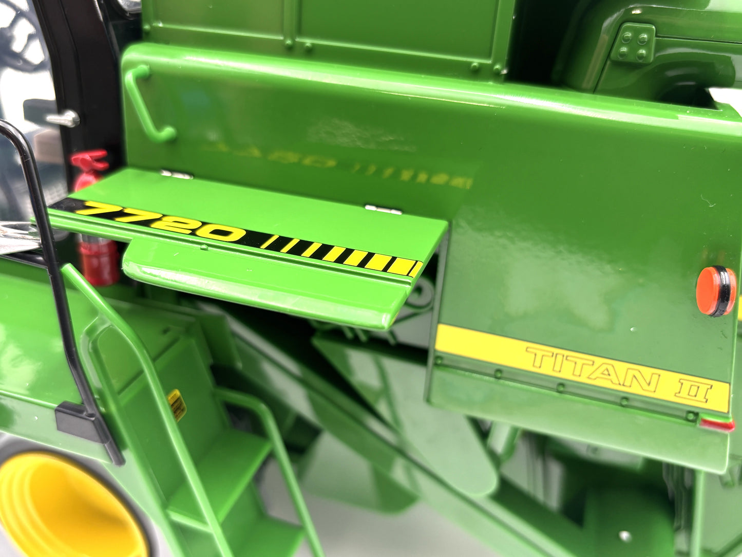 1/16 John Deere 7720 Titan II Prestige Select