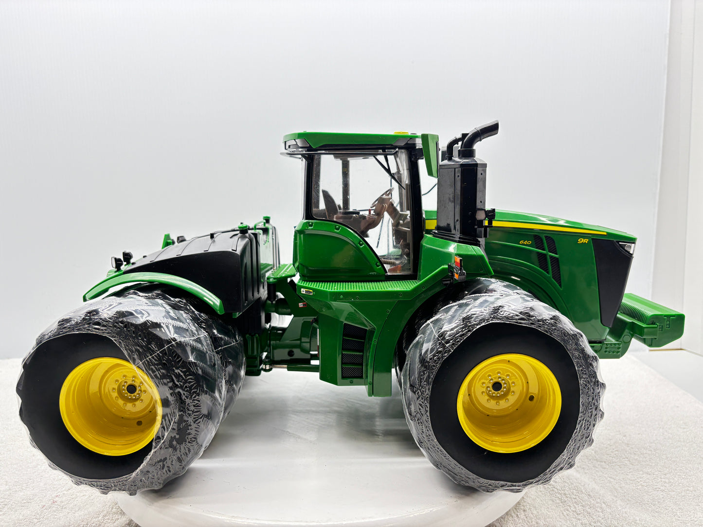 1/16 John Deere 9R 640 Prestige