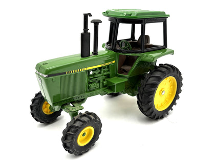 1/16 John Deere Tractor