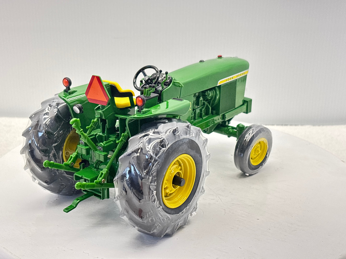 1/16 John Deere 4000 Two Cylinder