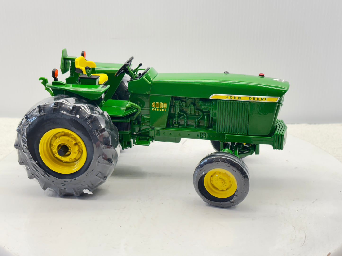 1/16 John Deere 4000 Two Cylinder