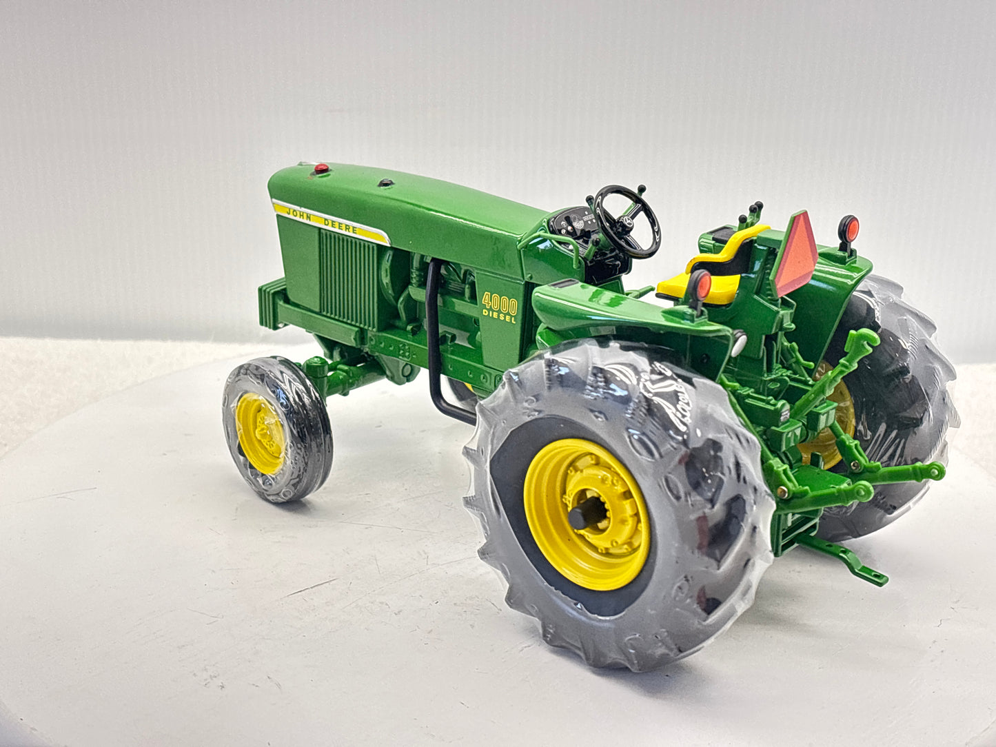 1/16 John Deere 4000 Two Cylinder