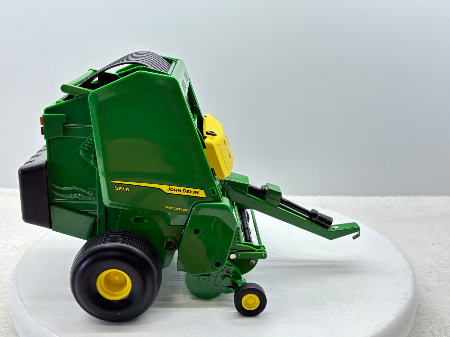 1/16 John Deere 561R