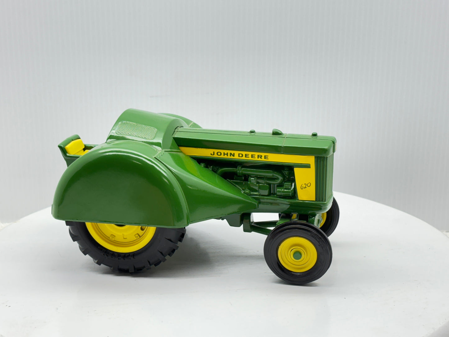 1/16 John Deere 620 Orchard Tractor
