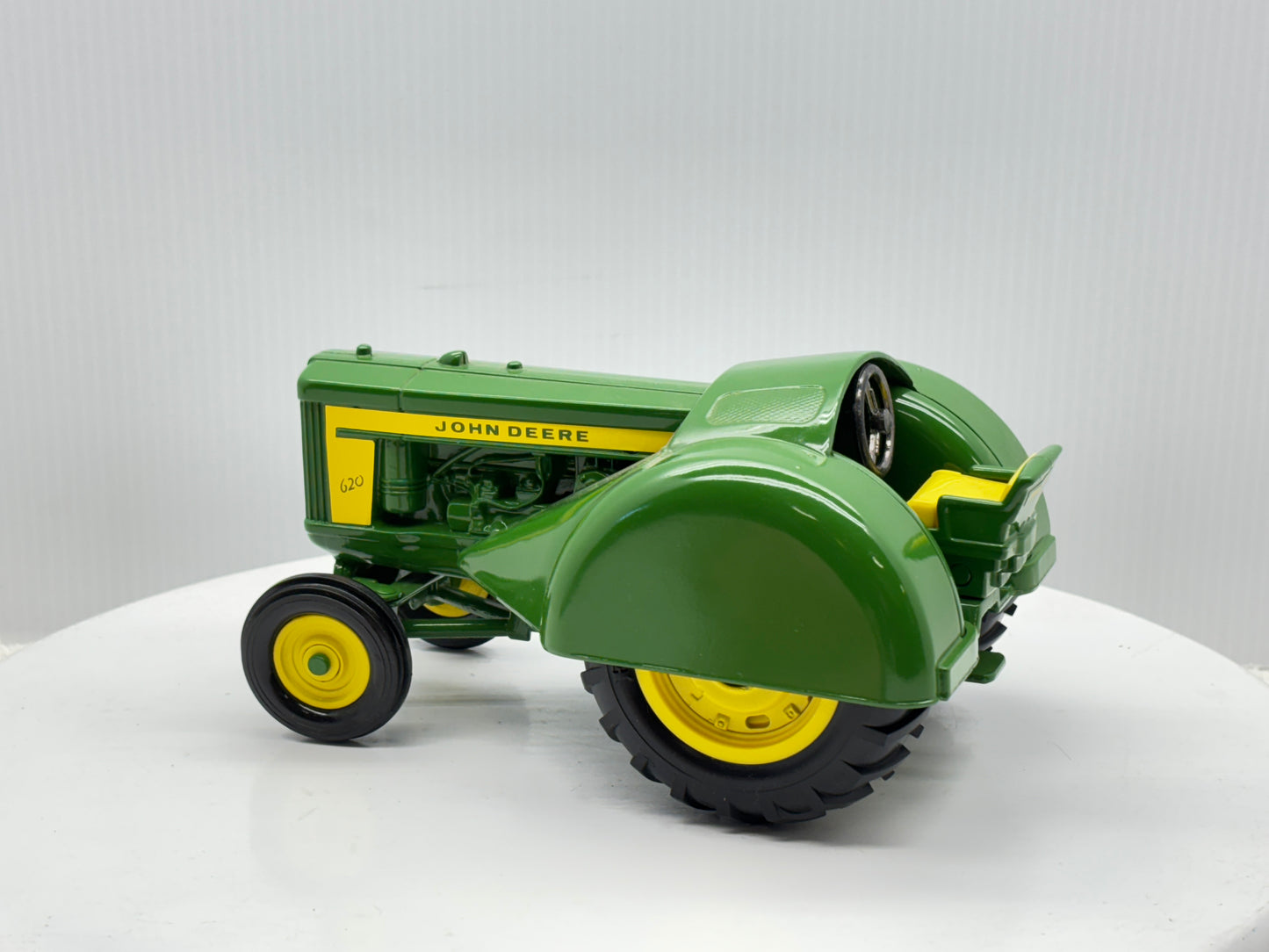 1/16 John Deere 620 Orchard Tractor