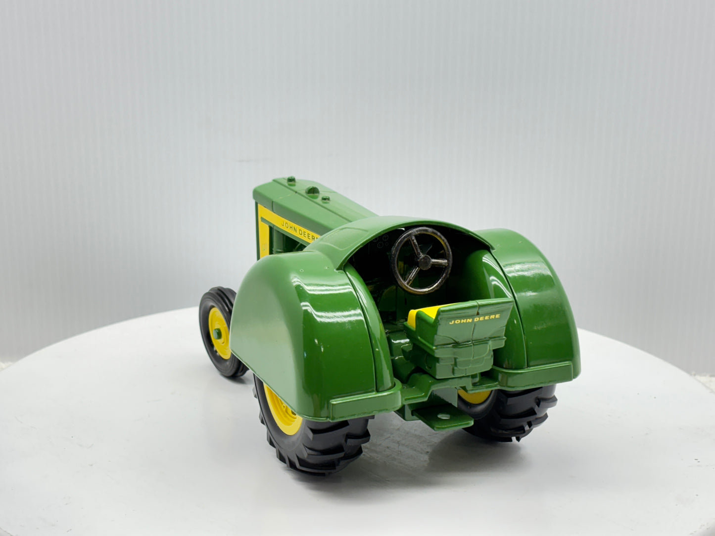 1/16 John Deere 620 Orchard Tractor