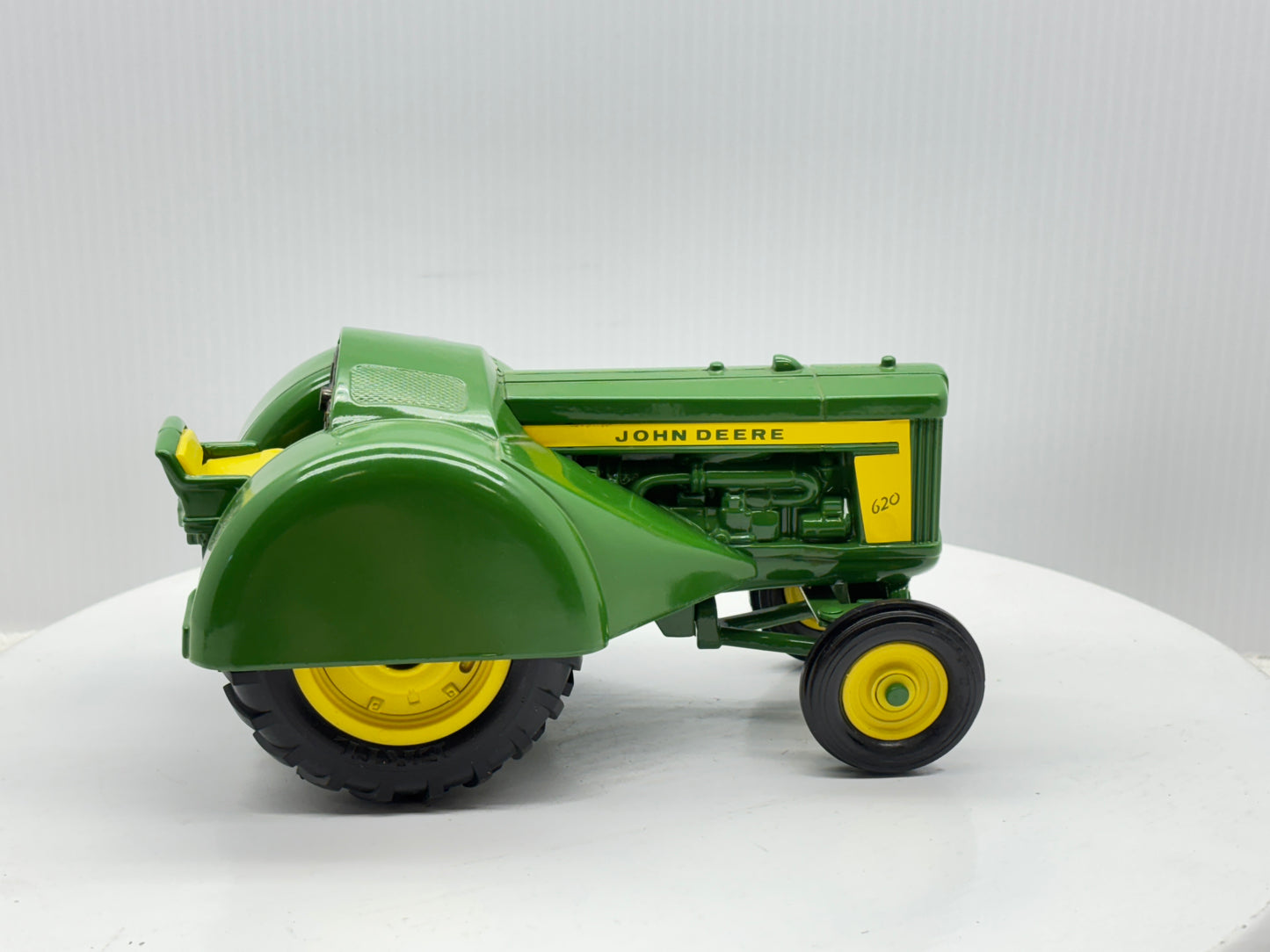 1/16 John Deere 620 Orchard Tractor