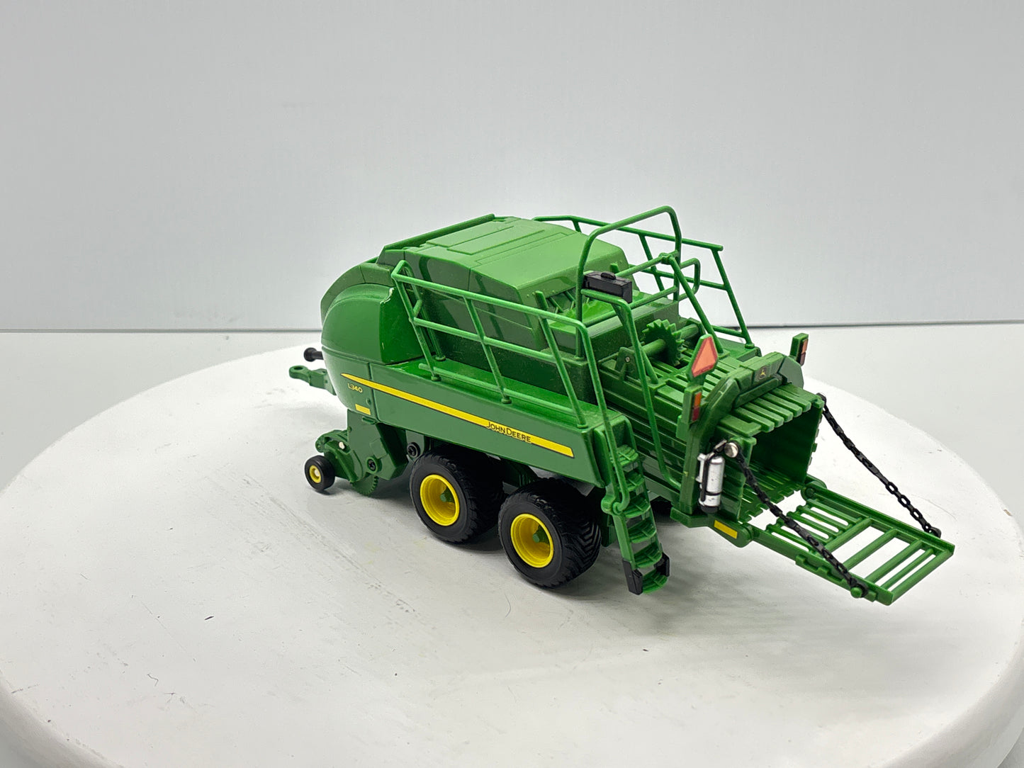 1/32 John Deere L340