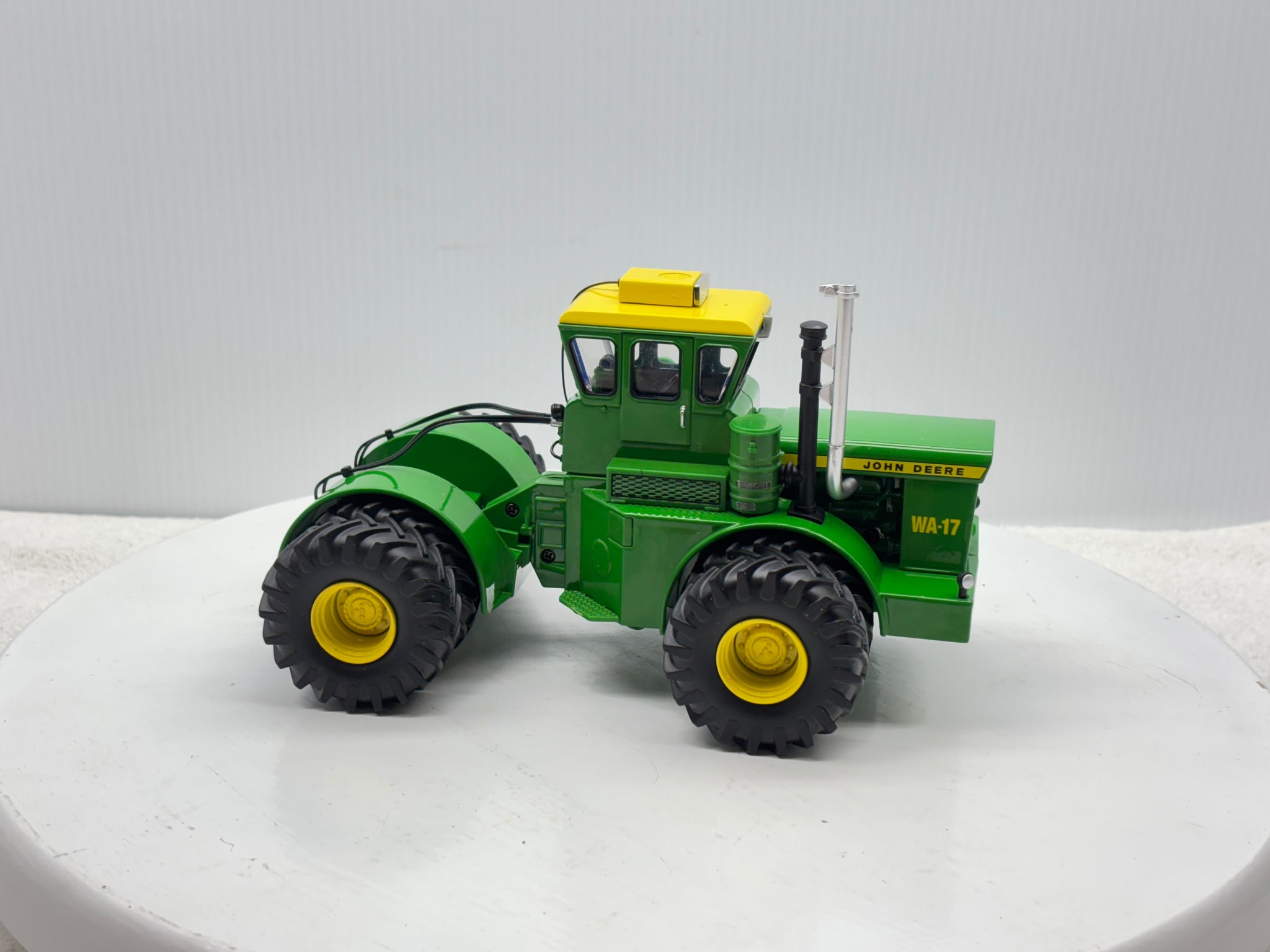 1/32 John Deere WA-17 Prestige