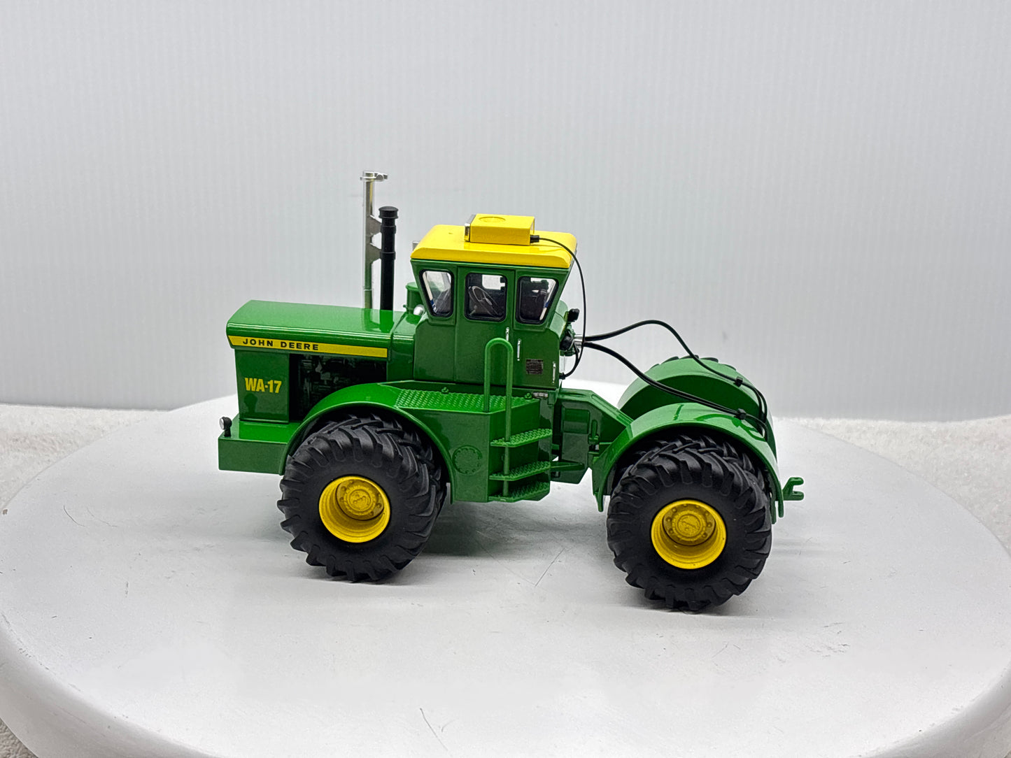 1/32 John Deere WA-17 Prestige