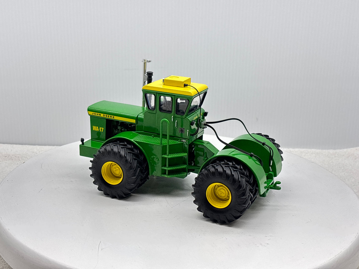 1/32 John Deere WA-17 Prestige