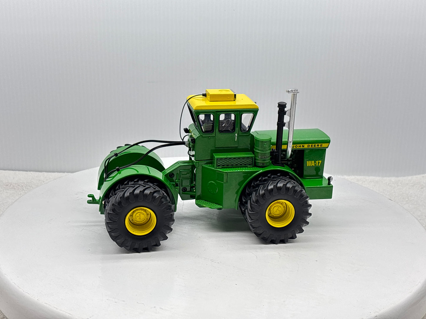 1/32 John Deere WA-17 Prestige