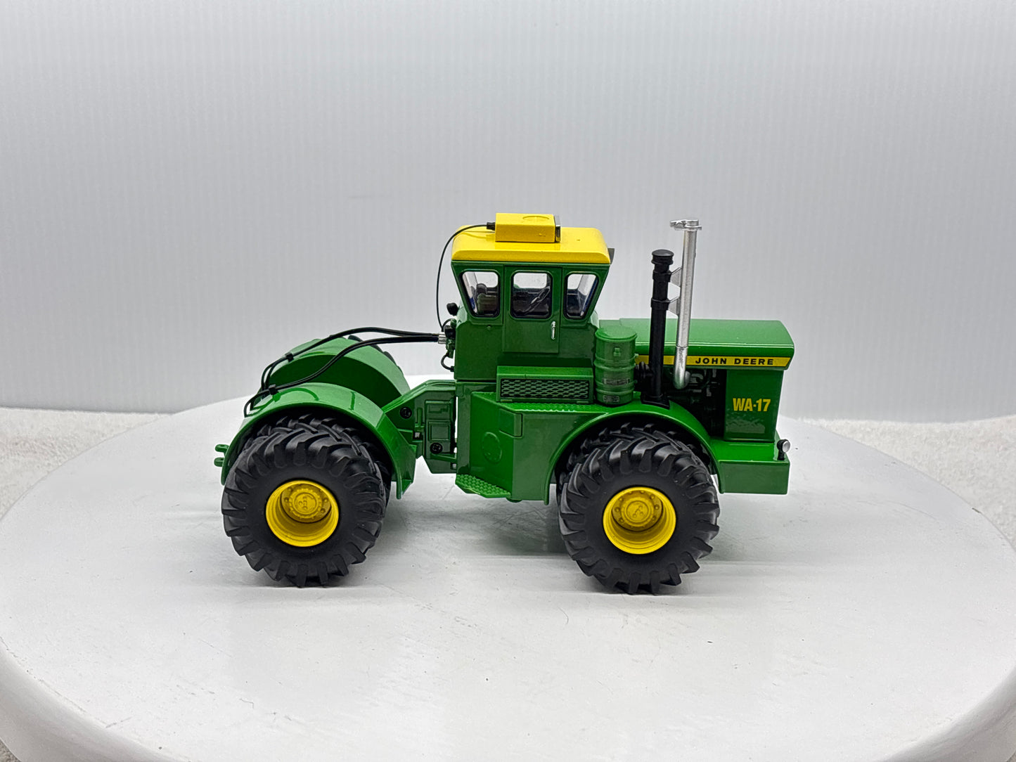 1/32 John Deere WA-17 Prestige