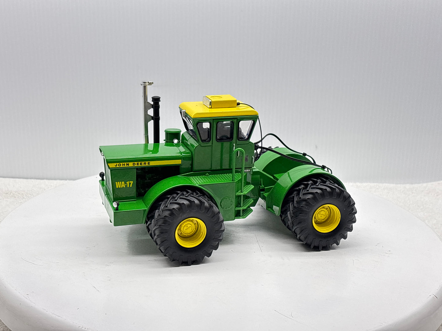 1/32 John Deere WA-17 Prestige