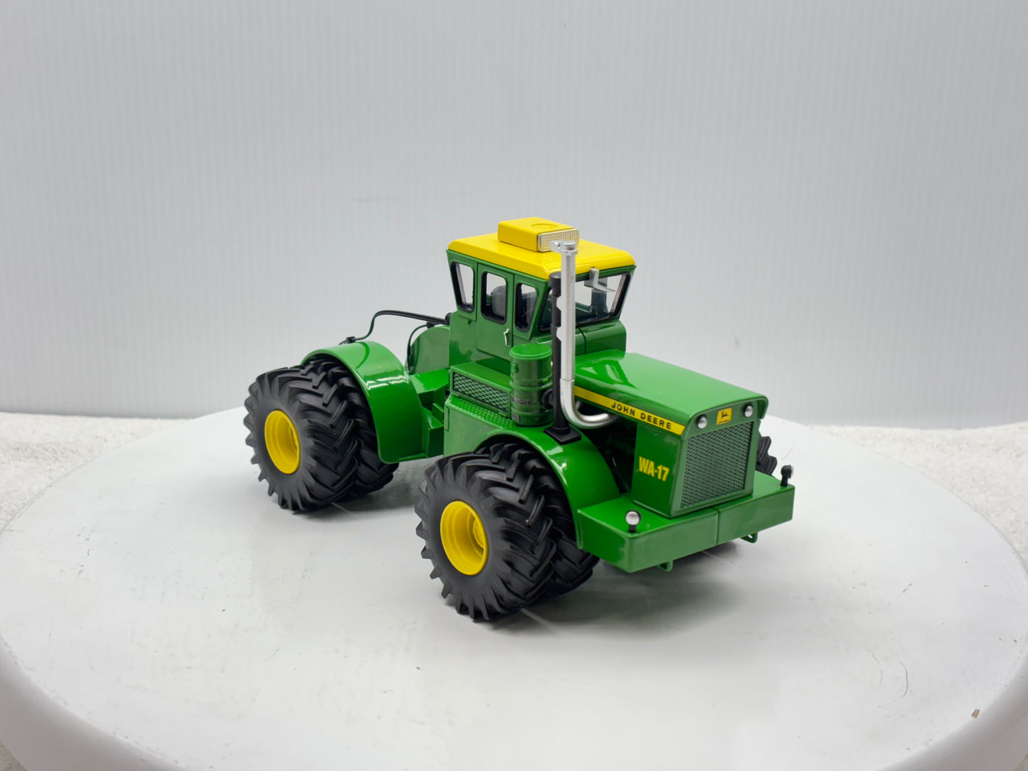 1/32 John Deere WA-17 Prestige