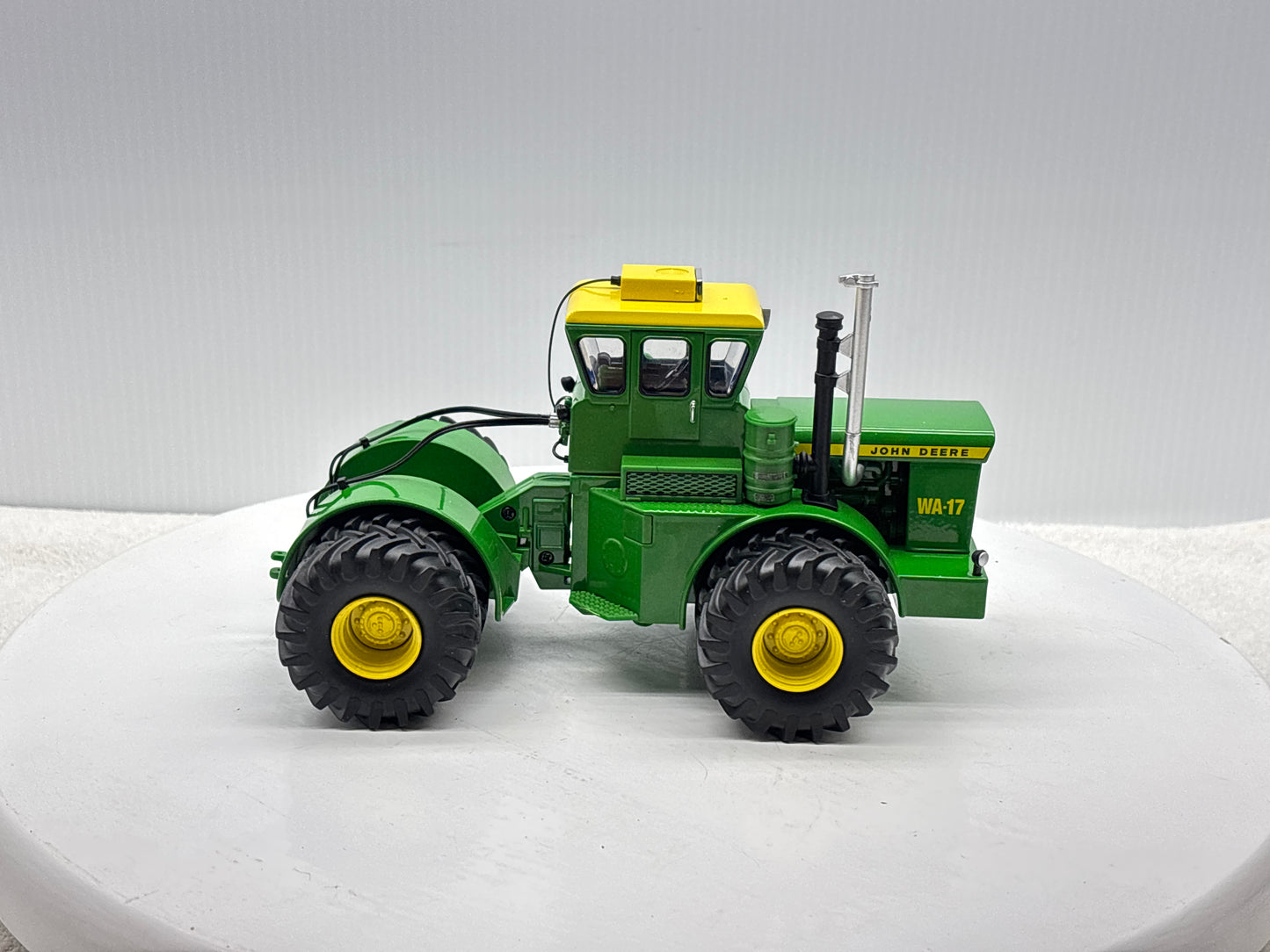 1/32 John Deere WA-17 Prestige