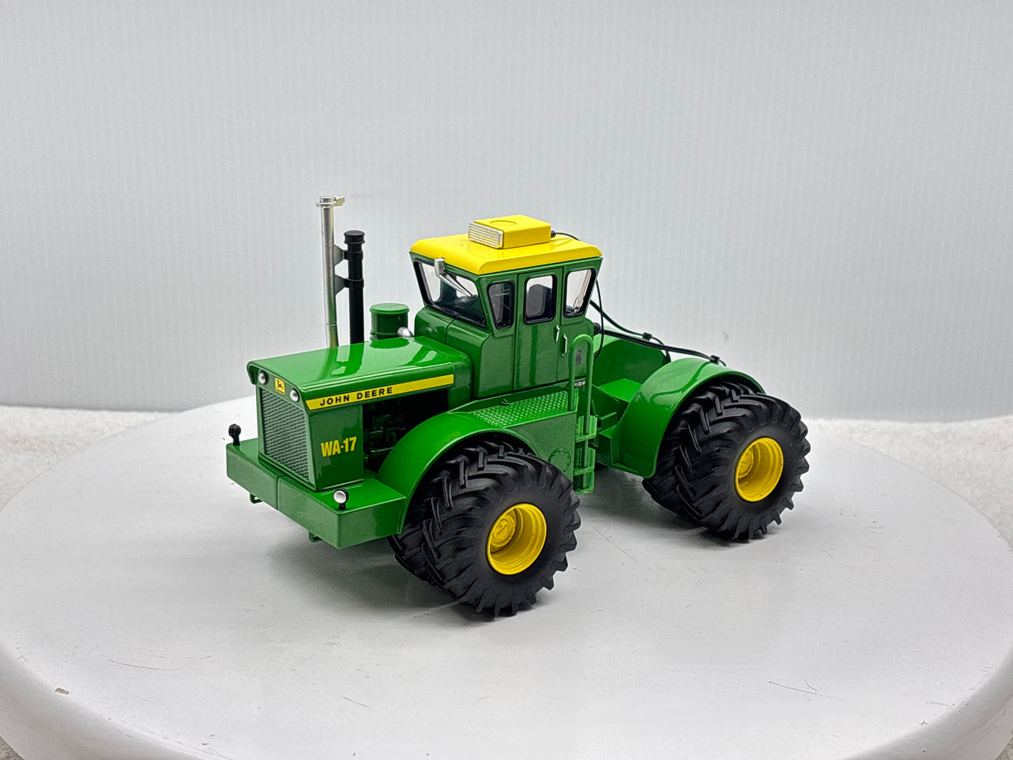 1/32 John Deere WA-17 Prestige