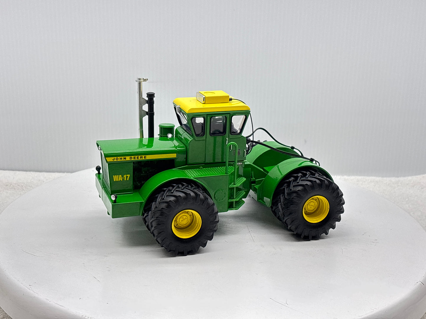 1/32 John Deere WA-17 Prestige