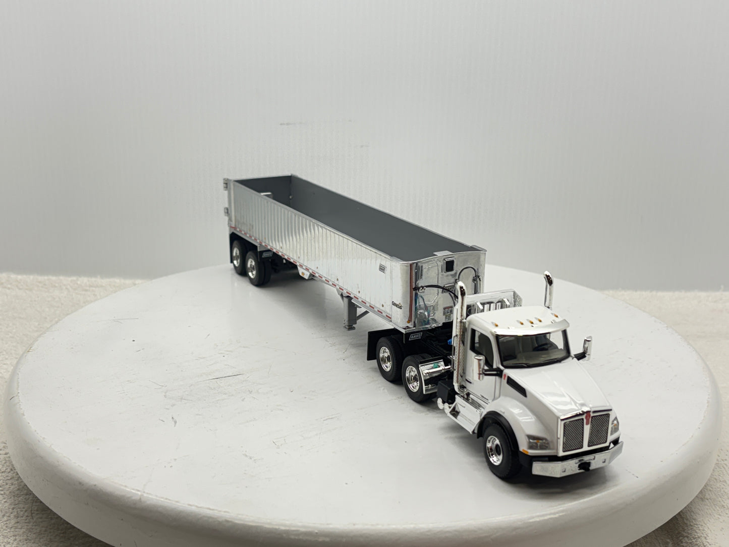 1/50 Kenworth T880 Day Cab (White)