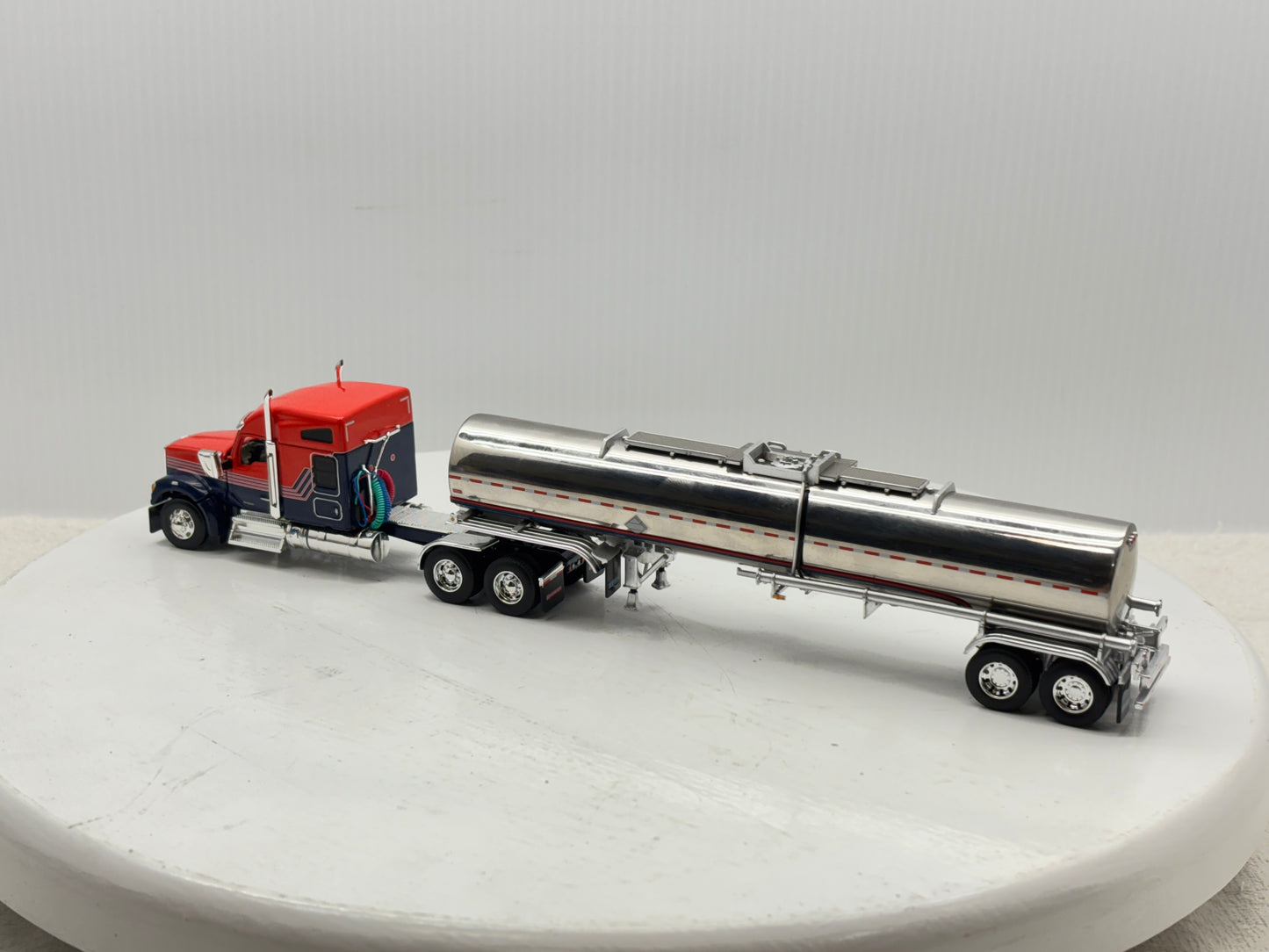 1/64 Kenworth W990 76'' Midroof (Orange-Blue)